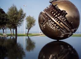 Palla di Pomodoro, sfera bronzea a Pesaro