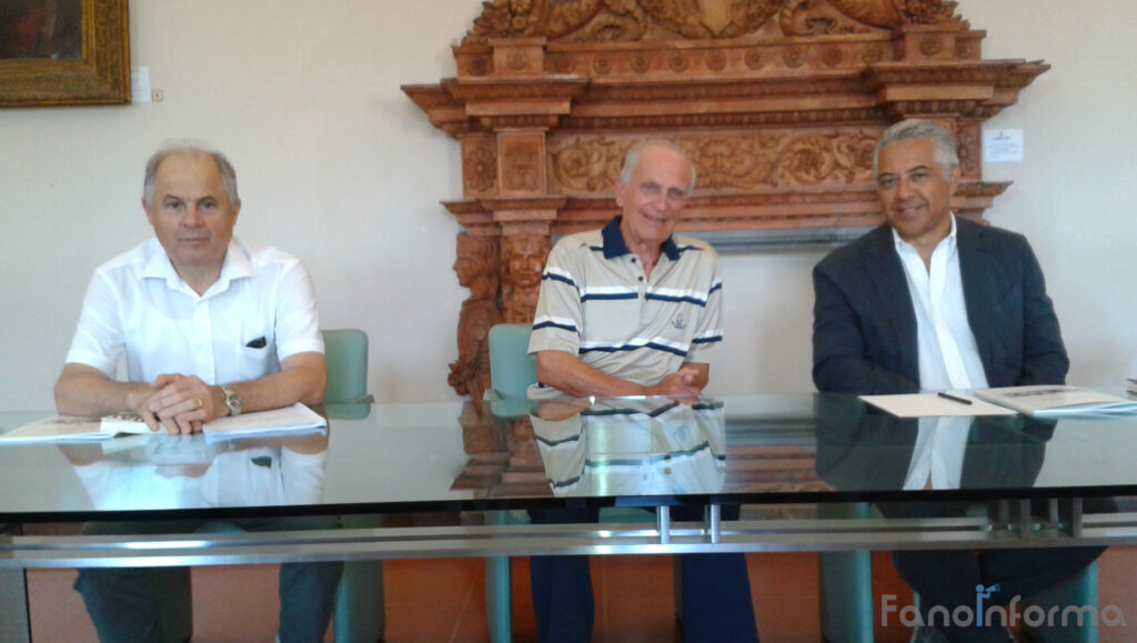 Romualdo Rondina, presidente Bcc FAno, Gastone Mazzanti, autore, Stefano Marchegiani, assessore alla Cultura di Fano presentano il libro "Na volta, a Fan, c'eren i campanii" in occasione dei 70 anni dalla Liberazione di Fano