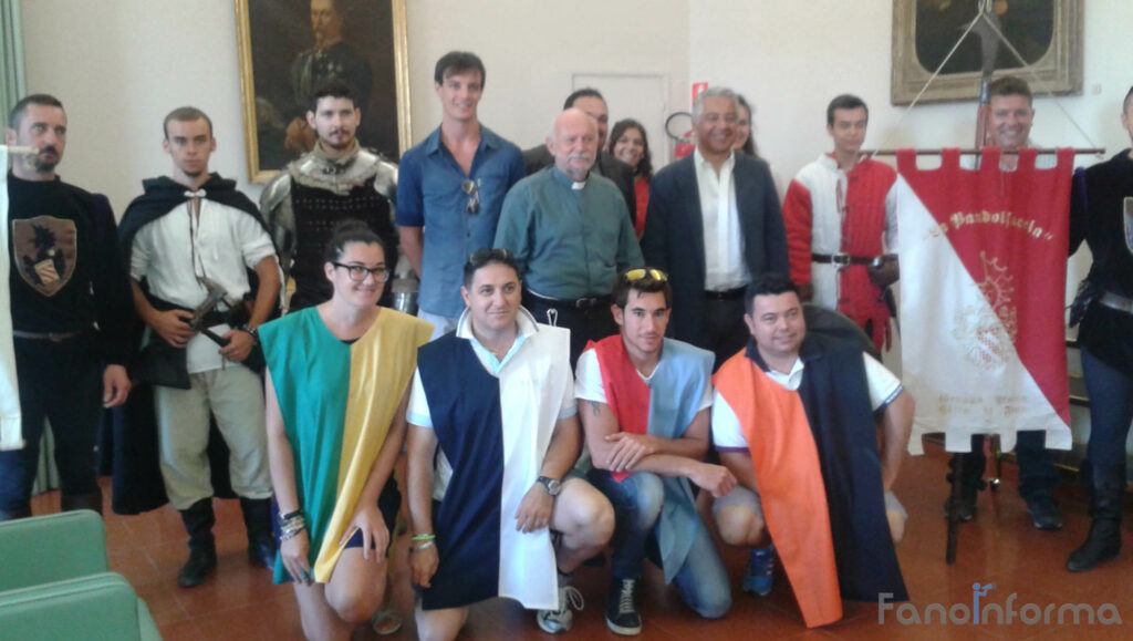 Gli organizzatori del "Palio delle Contrade" alla Pineta di Ponte Metauro di Fano