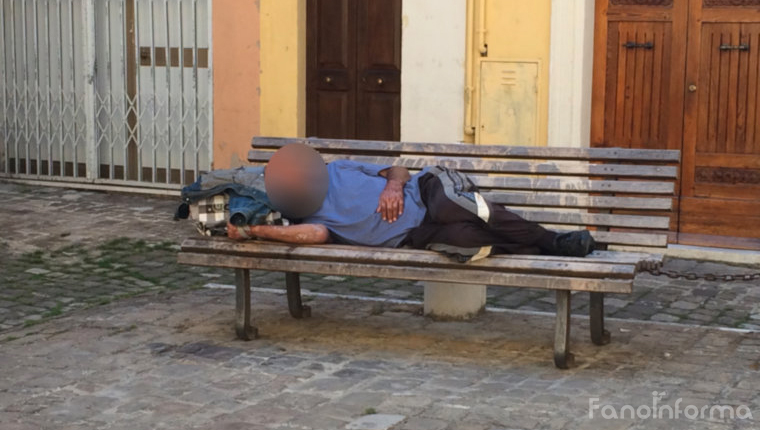 il senzatetto conosciuto dai più in città, che è solito frequentare piazza Donatori di Sangue, la panchina di fronte alla chiesa di San Tommaso e i giardini Leopardi di fronte alla scuola Olivetti di Fano