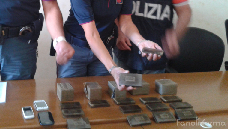 I 40 panetti di droga sequestrati dagli agenti di polizia della Squadra Mobile di Pesaro diretta da Stefano Seretti
