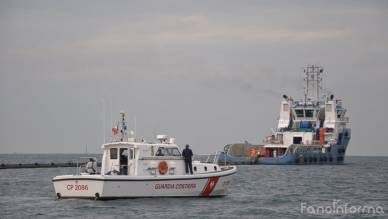 L'esercitazione antinquinamento della Capitaneria di Porto di Pesaro fatta vicino alla piattaforma Brenda