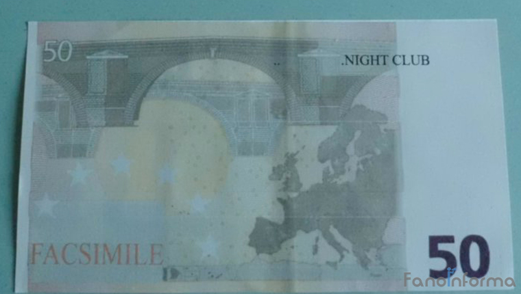 Le banconote false usate dai malviventi per avere monete dal cambiasoldi di Marotta di Fano