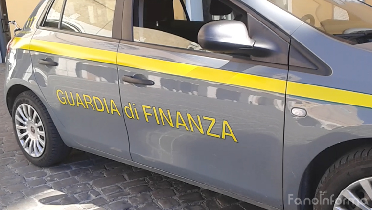 L'auto della Guardia di Finanza