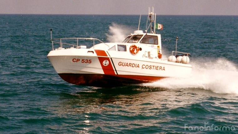 Una motovedetta della Capinaeria di Porto di Fano guidata dal comandante Fabrizio Marilli