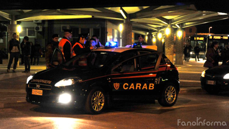 Controlli notturni dei carabinieri alla stazione del treno di Fano