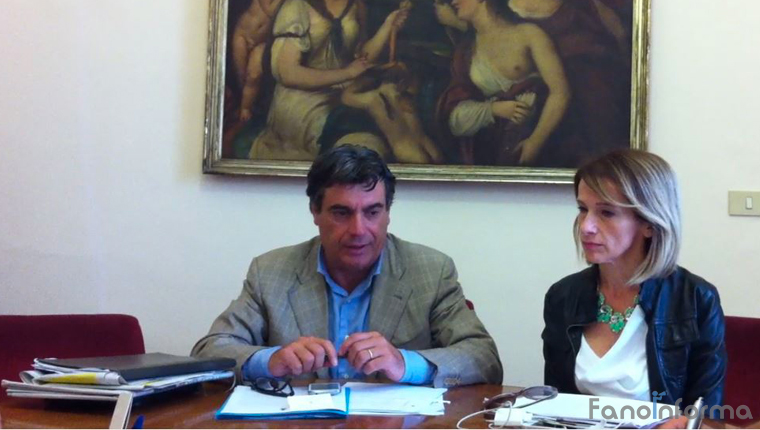 Il sindaco di Fano Massimo Seri insieme all'assessore ai Lavori pubblici della Regione Marche Paola Giorgi nella sede del Comune