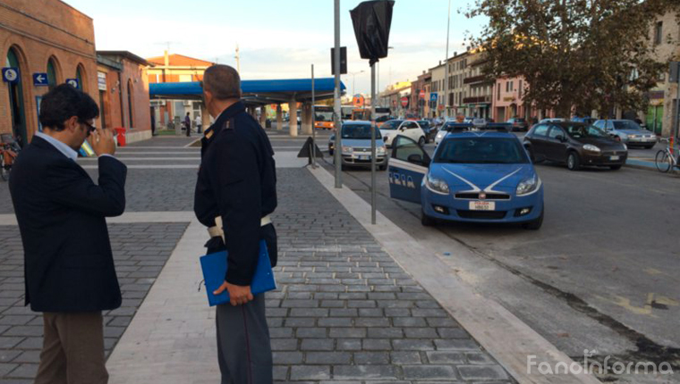 I controlli degli agenti di polizia del commissariato di Fano guidato dal dottor Stefano Seretti alla stazione ferroviaria di Fano