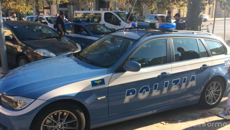 L'auto e gli agenti della polizia