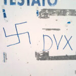 La svastica e la scritta "Dux" comparse sul muro dello Spazio Autogestito Grizzyl dopo la notte di vandalismi