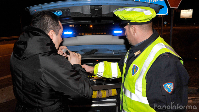 La polizia stradale effettua l'alcool test ai conducenti