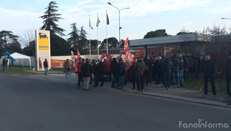 La manifestazione davanti alla sede di Fano della Saipem