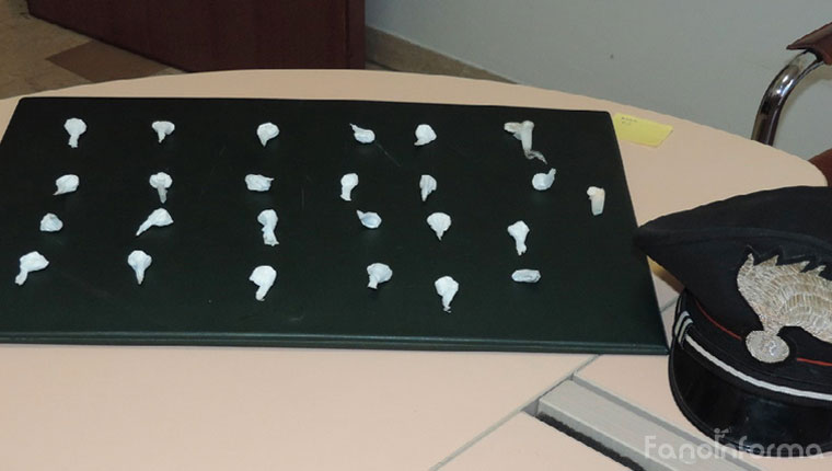 La droga "di Capodanno" sequestrata dai carabinieri di Pergola alla 33enne: 25 involucri termosaldati in cellophane di cui 23 contenenti complessivi 20 grammi di cocaina e 2 involucri contenenti 2 grammi di MDMA