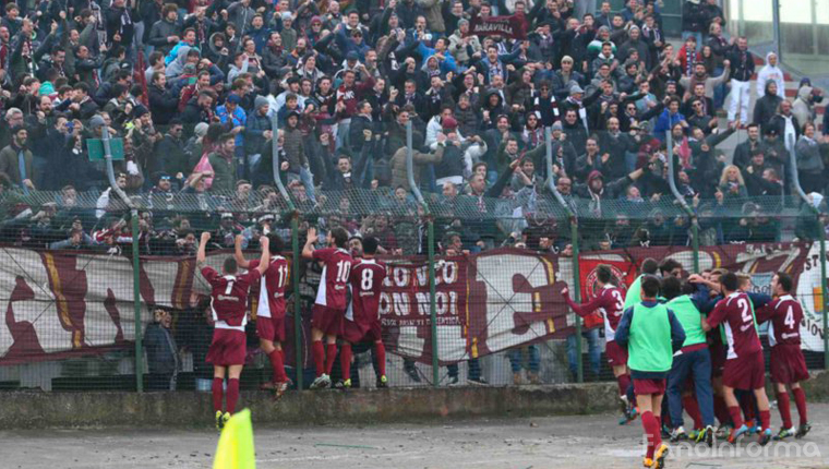 I festeggiamenti della squadra granata insieme ai tifosi dell'Alma Juventus Fano al Benelli di Pesaro