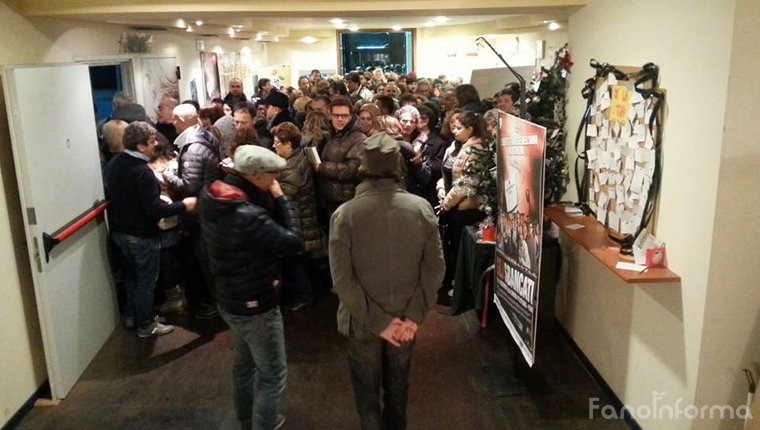 Pubblico in fila per assistere al film di Natale in dialetto fanese "Gli Sbancati" di Henry Secchiaroli