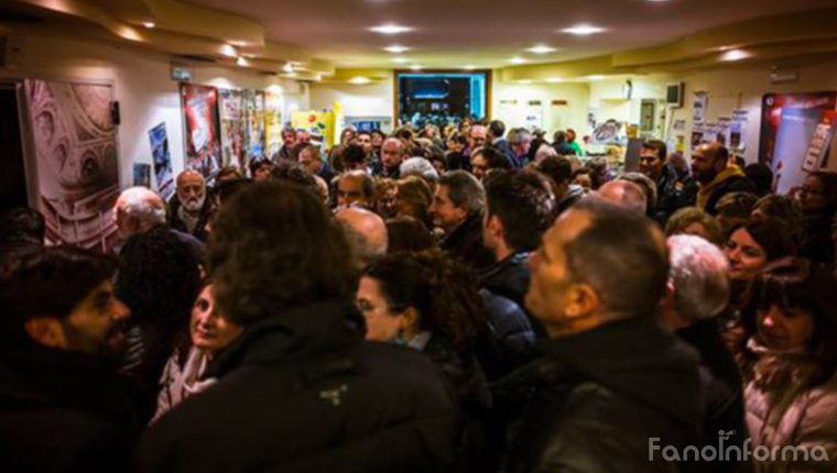 In fila per asssitere al film di Natale in dialetto "Gli Sbancati" di Henry Secchiaroli - Fano