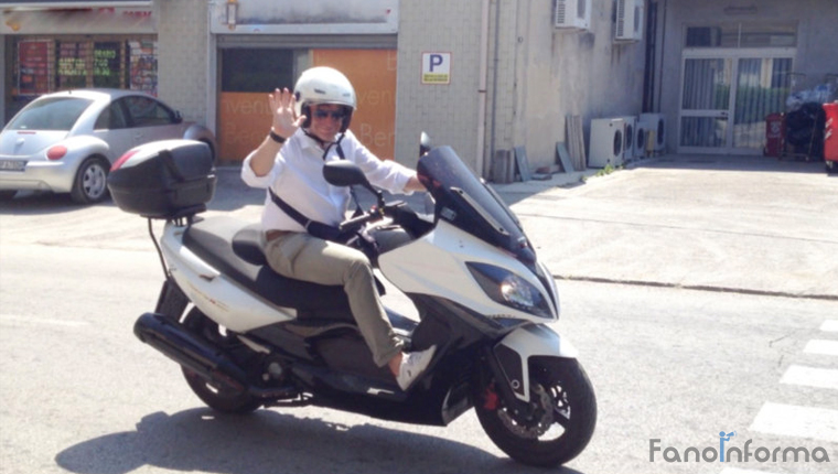 Il sindaco di Fano Massimo Seri a bordo del suo scooterone