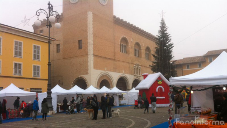Le bancarelle di Natale in piazza XX Settembre a Fano