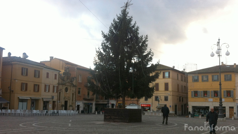 L'albero di Natale in piazza XX Settembre a Fano