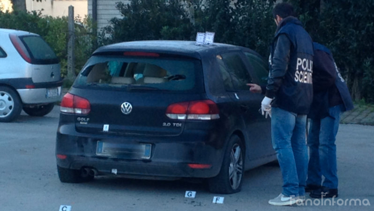 Sorprende l'ex moglie nell'auto con un altro e gli spara contro 11 colpi di pistola a Fano