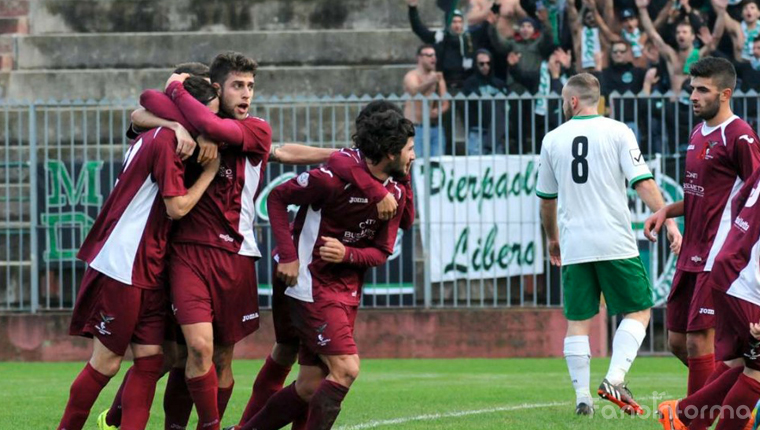 L'Alma Juventu Fano esulta dopo un gol di Sassaroli allo stadio Mancini di Fano