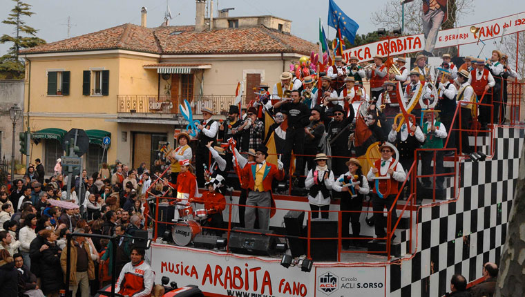 La Broghetti Bugaron Band sul carro della Musica Arabita durante le sfilate del Carnevale 2007