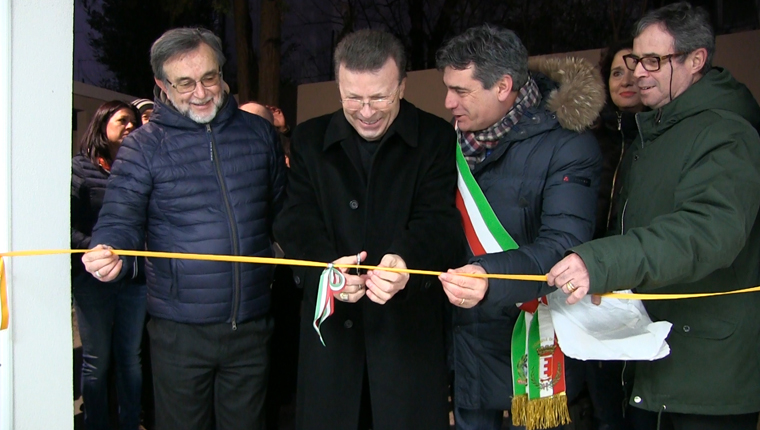 Il taglio del nastro durante l'inaugurazione del centro "RiCibiAmo" insieme al Vescovo Armando Trasarti, Angiolo Farneti, dela Caritas e del sindaco di Fano Massimo Seri