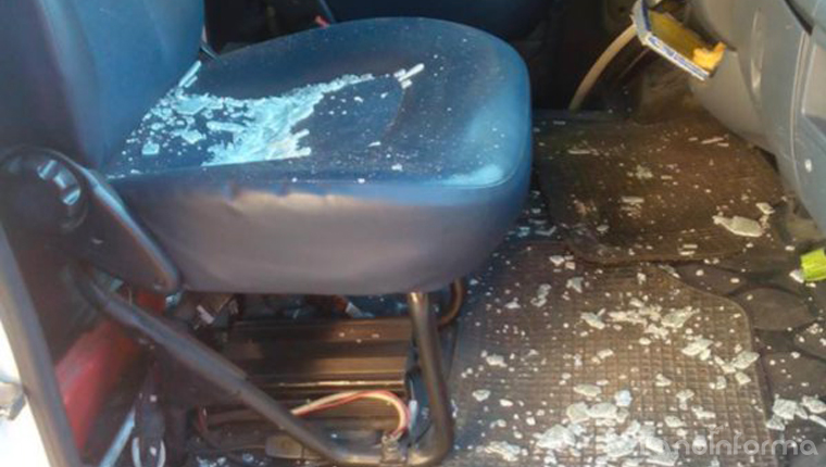 Il vetro in frantumi dell'ambulanza Antares colpita da un atto vandalico a Fano