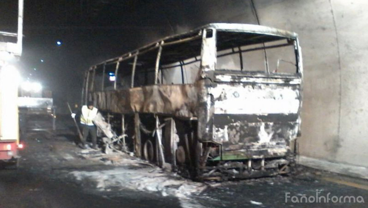 Il pullman distrutto dalle fiamme nella galleria dell'A14 di Novilara, Pesaro