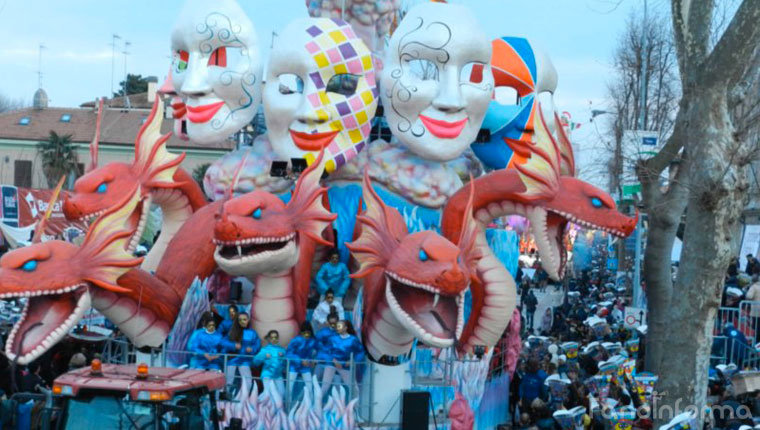 Il carro "La Forza delle Maschere" del Carnevale di Fano 2015