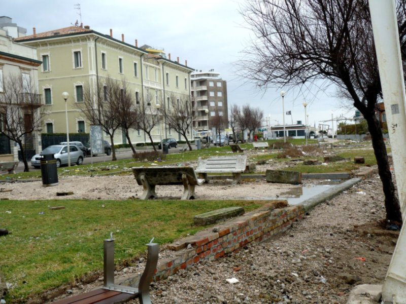 i danni causati dalla mareggiata del 5-6 febbraio a Pesaro in viale Trieste
