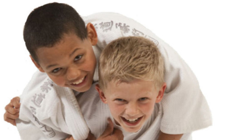 Due bambini mentre praticano Judo