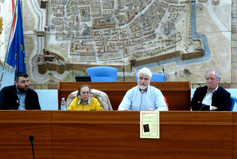 Silvestrini, il terzo da sinistra, durante la conferenza