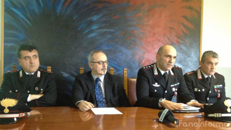 La conferenza stampa dei carabinieri relativa agli arresti per estorsione a Fano