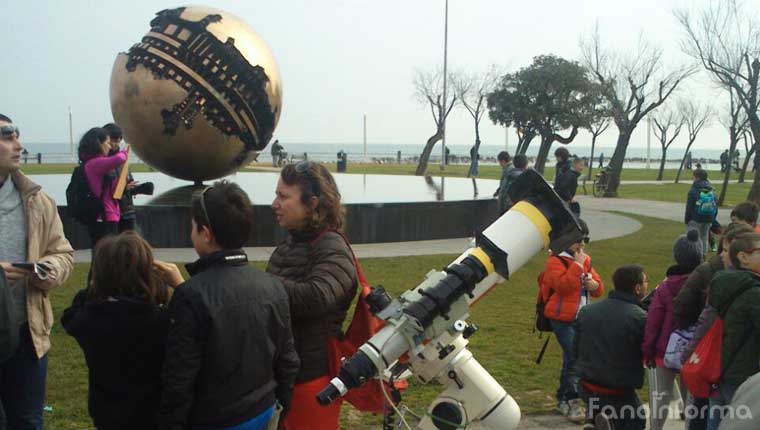 i pesaresi accorsi alla Palla di Pomodoro per osservare l'eclissi con il Gruppo Astrofili Pesarese