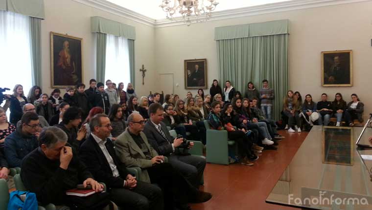 Gli studenti dell'Erasmus Plus nella sala della Concordia del Comune di Fano