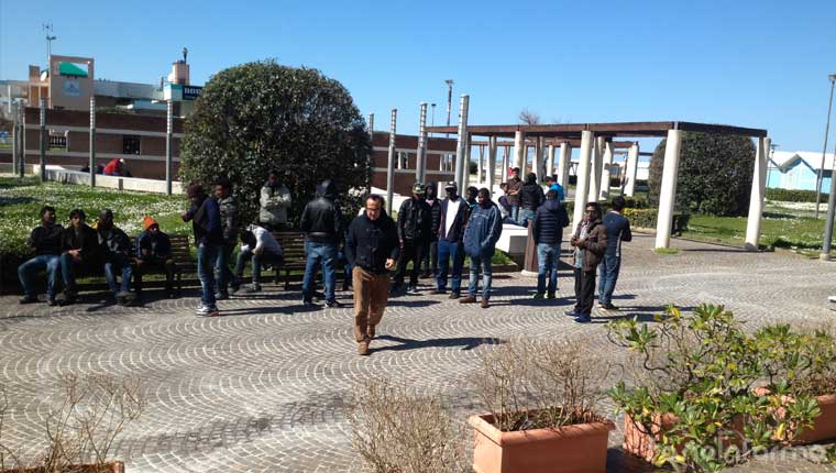 I profughi ospitati all'Hotel Plaza a Fano