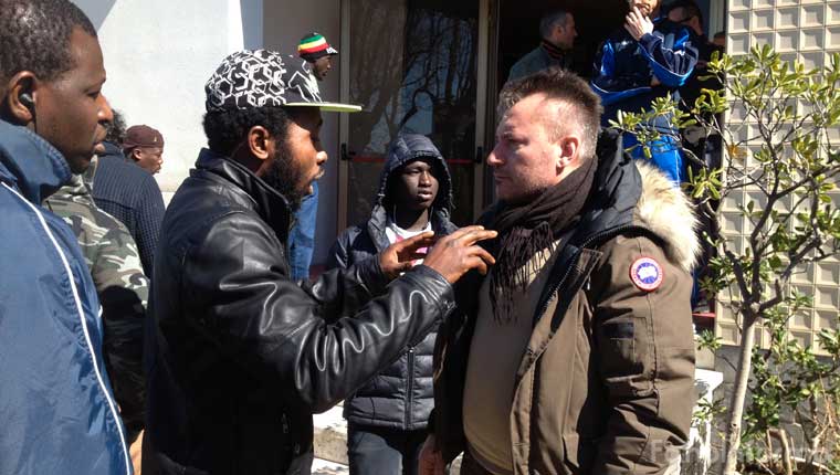 La protesta dei profughi ospiti dell'Hotel Plaza del Lido di Fano