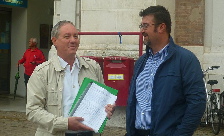 Stefano Pollegioni e Andrea Montalbini mentre consegnano le firme alle Poste di Pesaro
