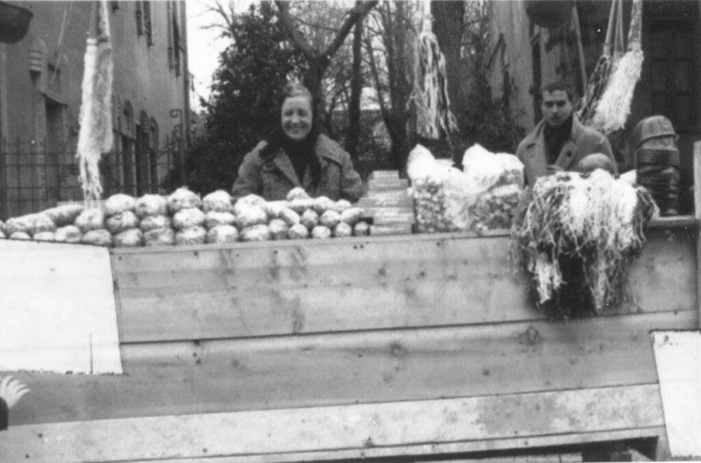 Irma al carnevale con sacchetti di caramelle per il getto e, sulla destra, elmetti e visiere anti-getto