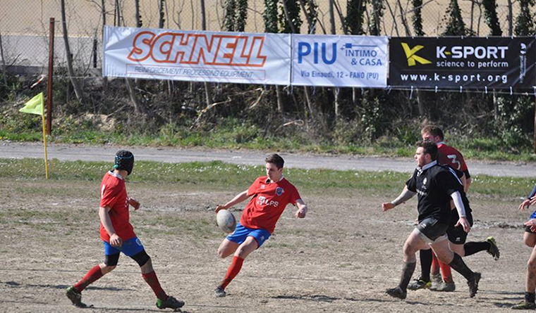 Fano, una fase di gioco del Fano Rugby