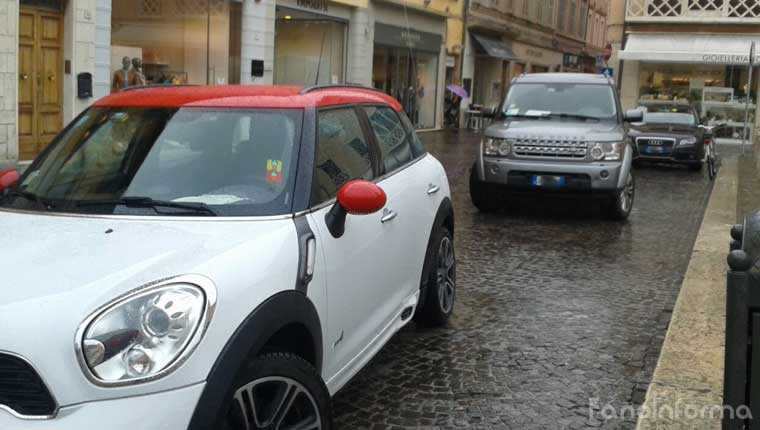 Parcheggio "creativo" in piazza XX Settembre a Fano