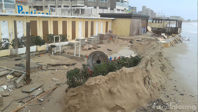 Maltempo a Pesaro: la spiaggia di viale Trieste