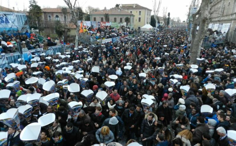 I prendigetto riempiono viale Granmsci durante il Carnevale di Fano 2015