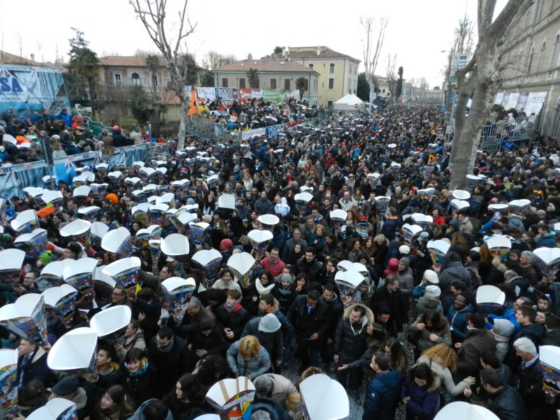 I prendigetto riempiono viale Granmsci durante il Carnevale di Fano 2015