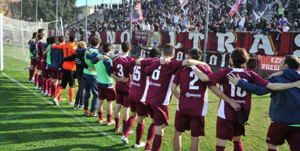 I saluti dell'Alma Juventus Fano ai tifosi presenti allo stadio Mancini