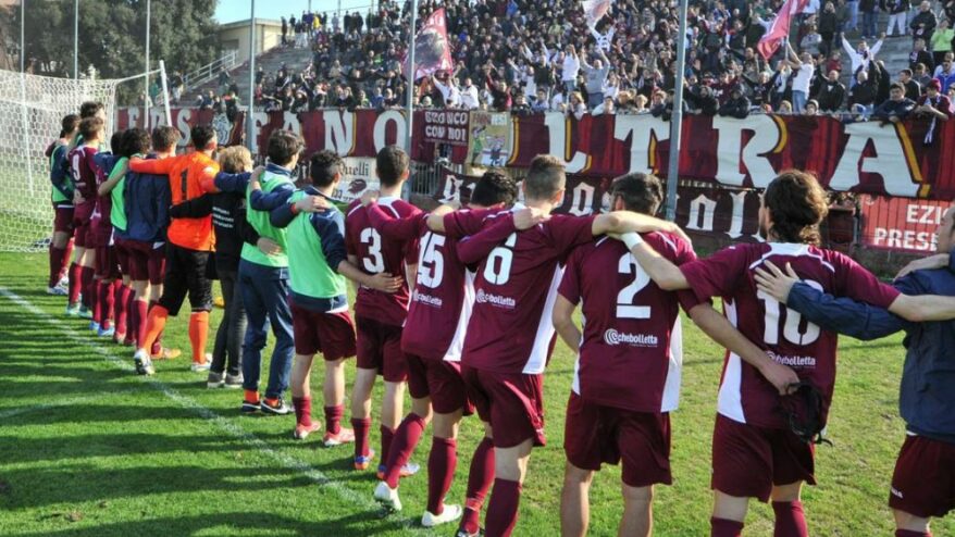 I saluti dell'Alma Juventus Fano ai tifosi presenti allo stadio Mancini