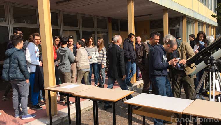 Gli studenti del liceo scientifico Torelli di Fano osservano l'eclissi di sole