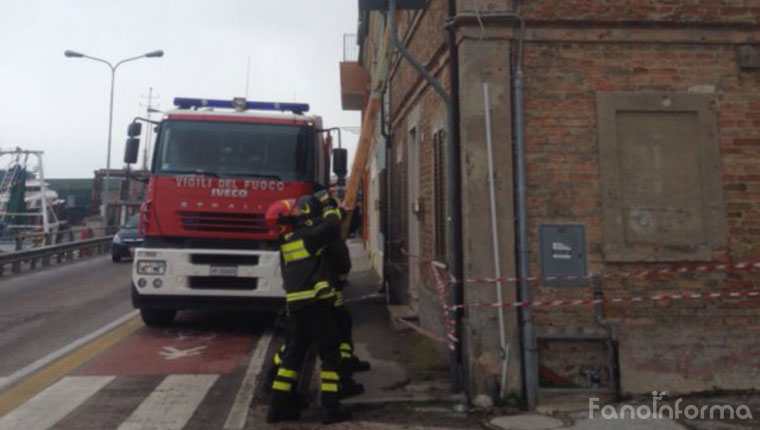 Un intervento dei vigili del fuoco in viale Adriatico a Fano