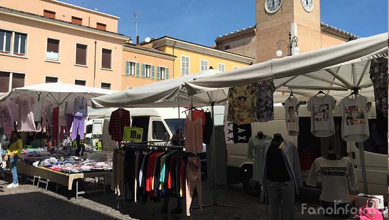 Il mercato di Fano in piazza XX Settembre